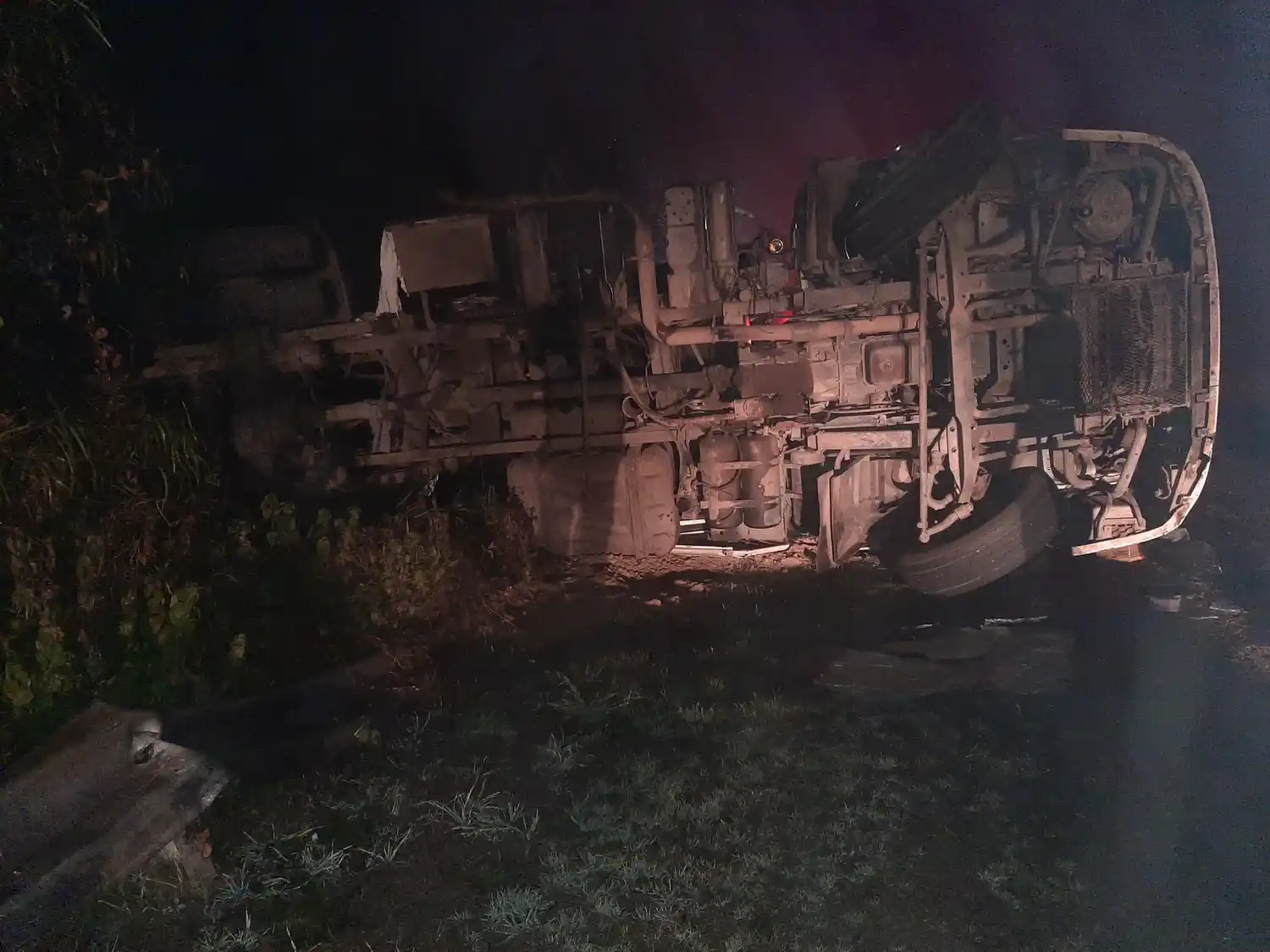 Mañana complicada en la ruta: chocó una camioneta contra una vaca y volcó un camión