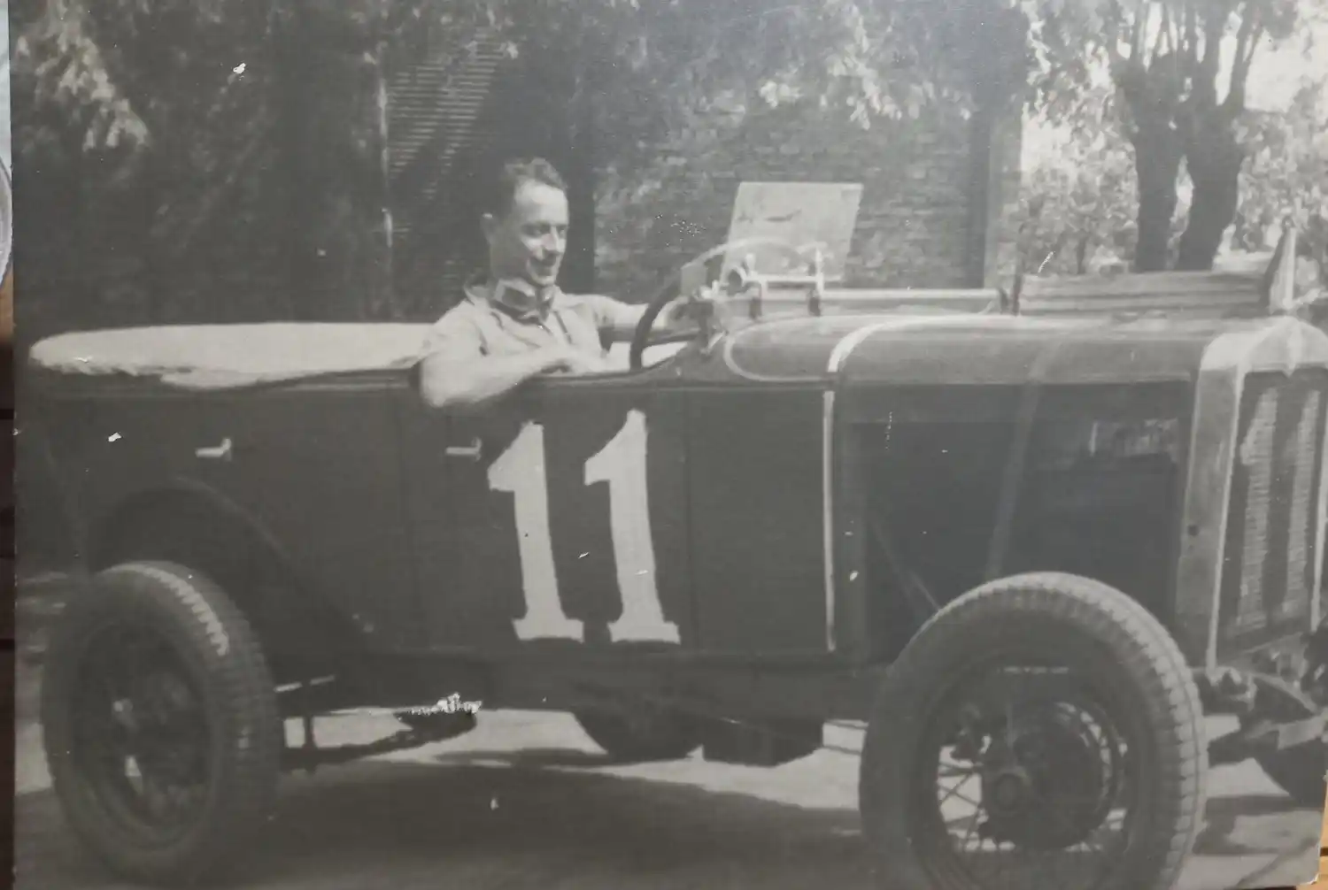 Un almacén, un auto y una historia familiar: una postal entrañable de la Crespo de antaño