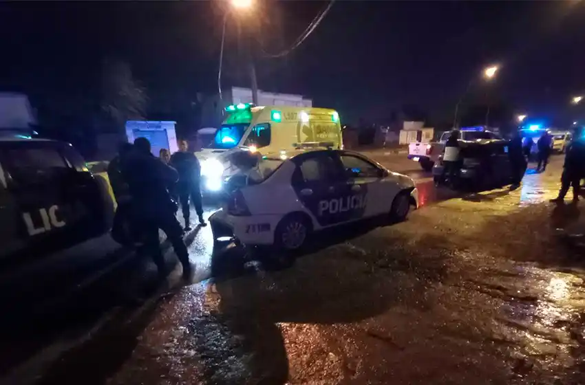 Gol con 5 personas chocó a un patrullero: el conductor manejaba con 1.49 de alcohol