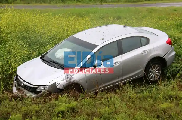 Encuentran un auto abandonado a la vera de la Autovía 14
