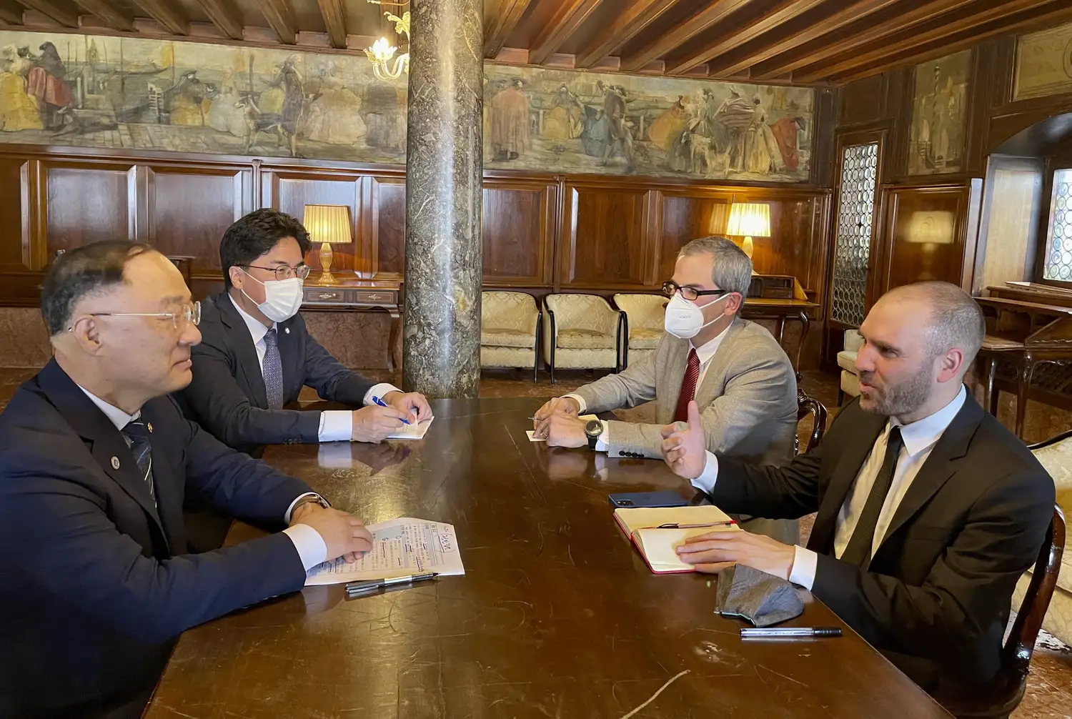 El ministro de Economía, Martín Guzmán, una reunión bilateral con el viceprimer ministro y ministro de Economía y Finanzas de Corea del Sur, Hong Nam-Ki.