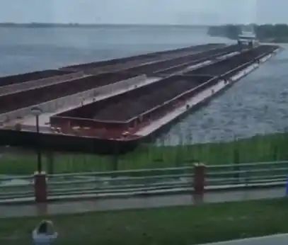 La tormenta empujó peligrosamente una barcaza hacia la Costanera