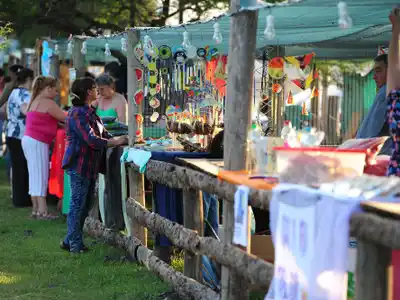 Artesanos de Gualeguaychú realizarán hoy una feria navideña en la Casa de Encuentro Virgen Peregrina