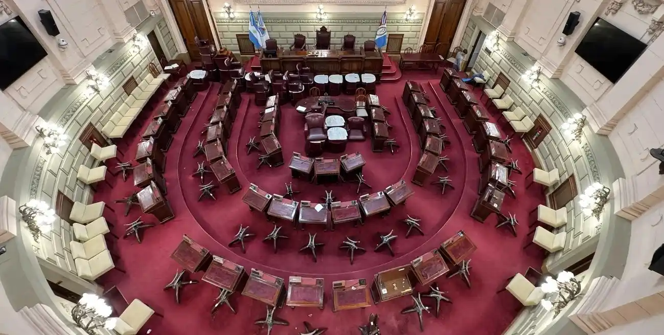 Tras la sesión del jueves, comenzó en el recinto de Diputados el trabajo sobre las bancas para adaptarlas a la futura convención. Foto: Cámara de Diputados