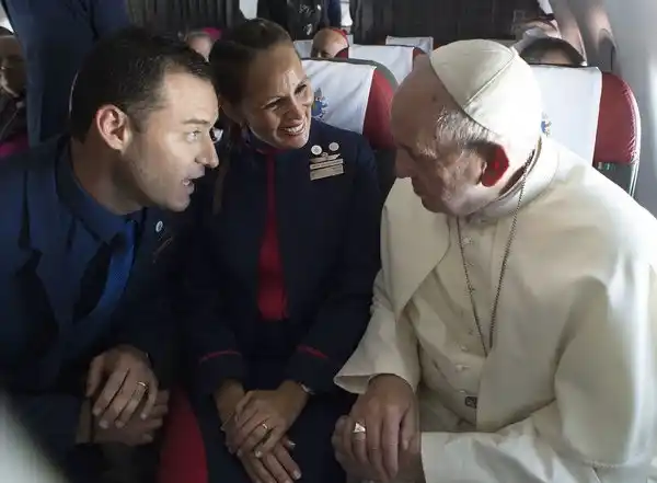 El papa Francisco casó a una pareja en un vuelo en Chile