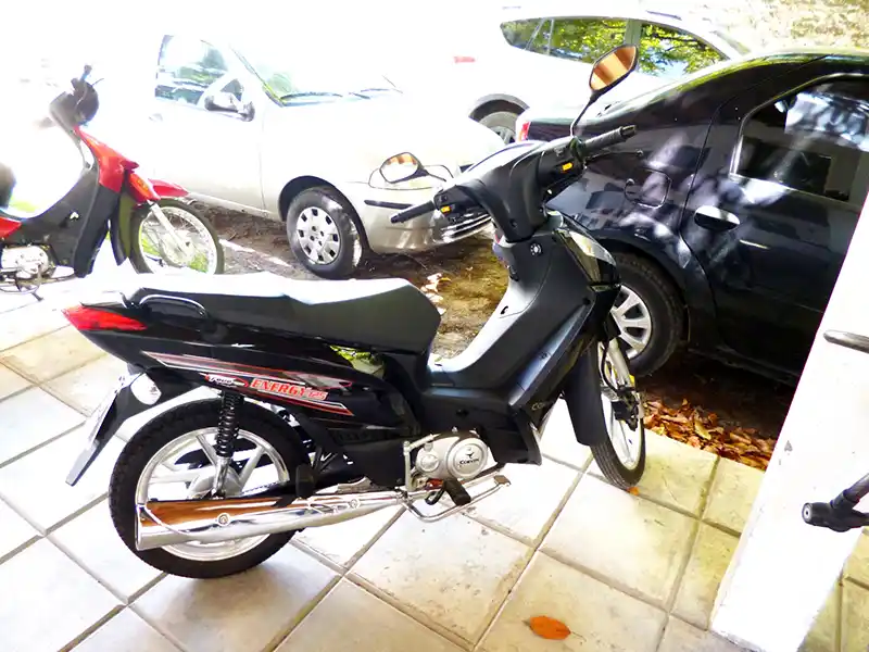 Sustrajeron una motocicleta del hall de céntrico edificio