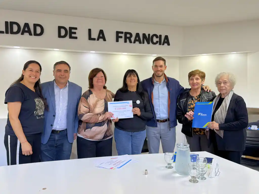 Representantes del gobierno de Córdoba concretaron el aporte económico a instituciones de La Francia.