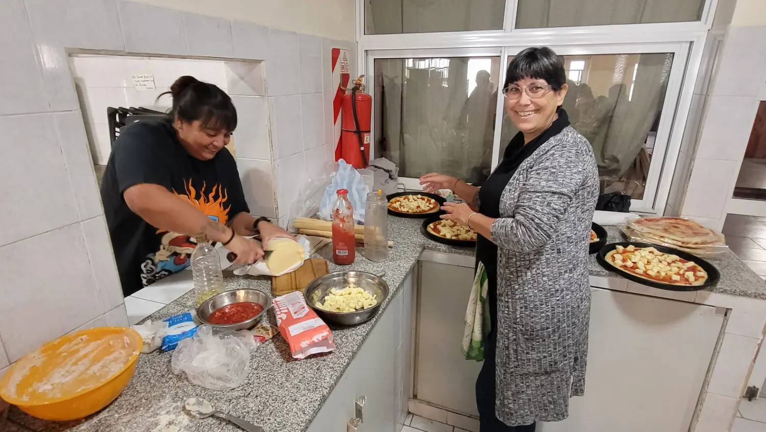 Fernanda Piñeiro y Sol Ancamin durante el taller de cocina