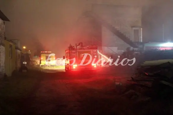 Incendio de proporciones en un depósito de maderas
