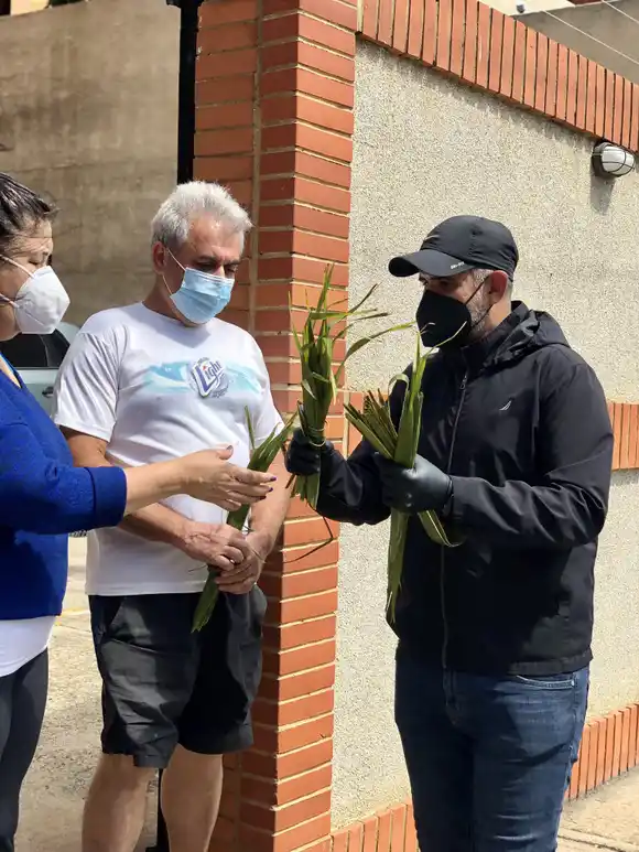 Alcalde de Lechería entrega palmas benditas