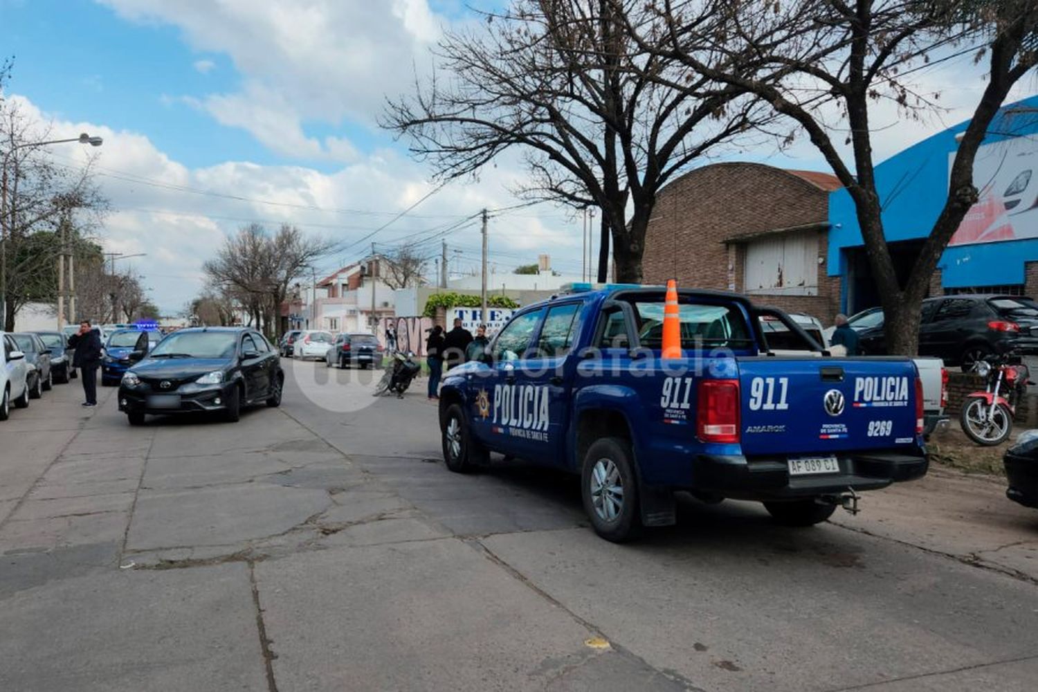 Salía de un taller mecánico y una moto lo chocó de lleno: una mujer fue hospitalizada