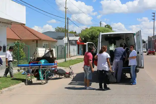Una moto impactó contra un remolque, que se desprendió de un camión