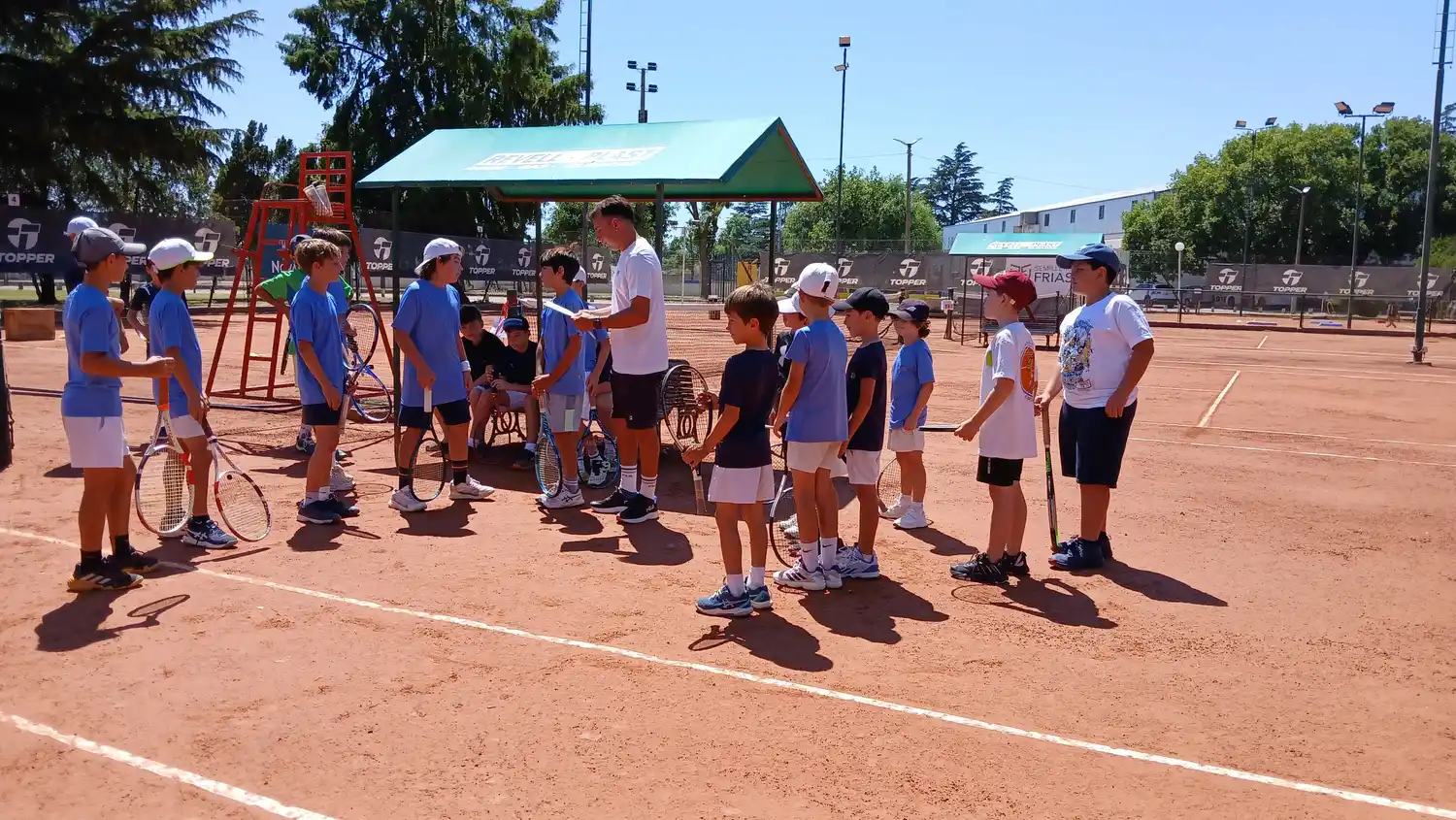 La escuela de tenis de Centenario no para de crecer. Ahora se presentó un proyecto interdisciplinario para trabajar con sus alumnos pensando en el desarrollo integral. Foto: Sur24.