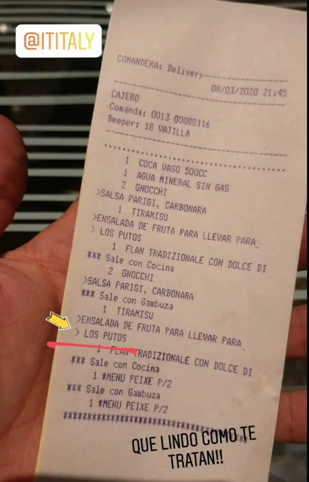 Fueron a comer a un shopping y descubrieron un insulto homofóbico en el ticket