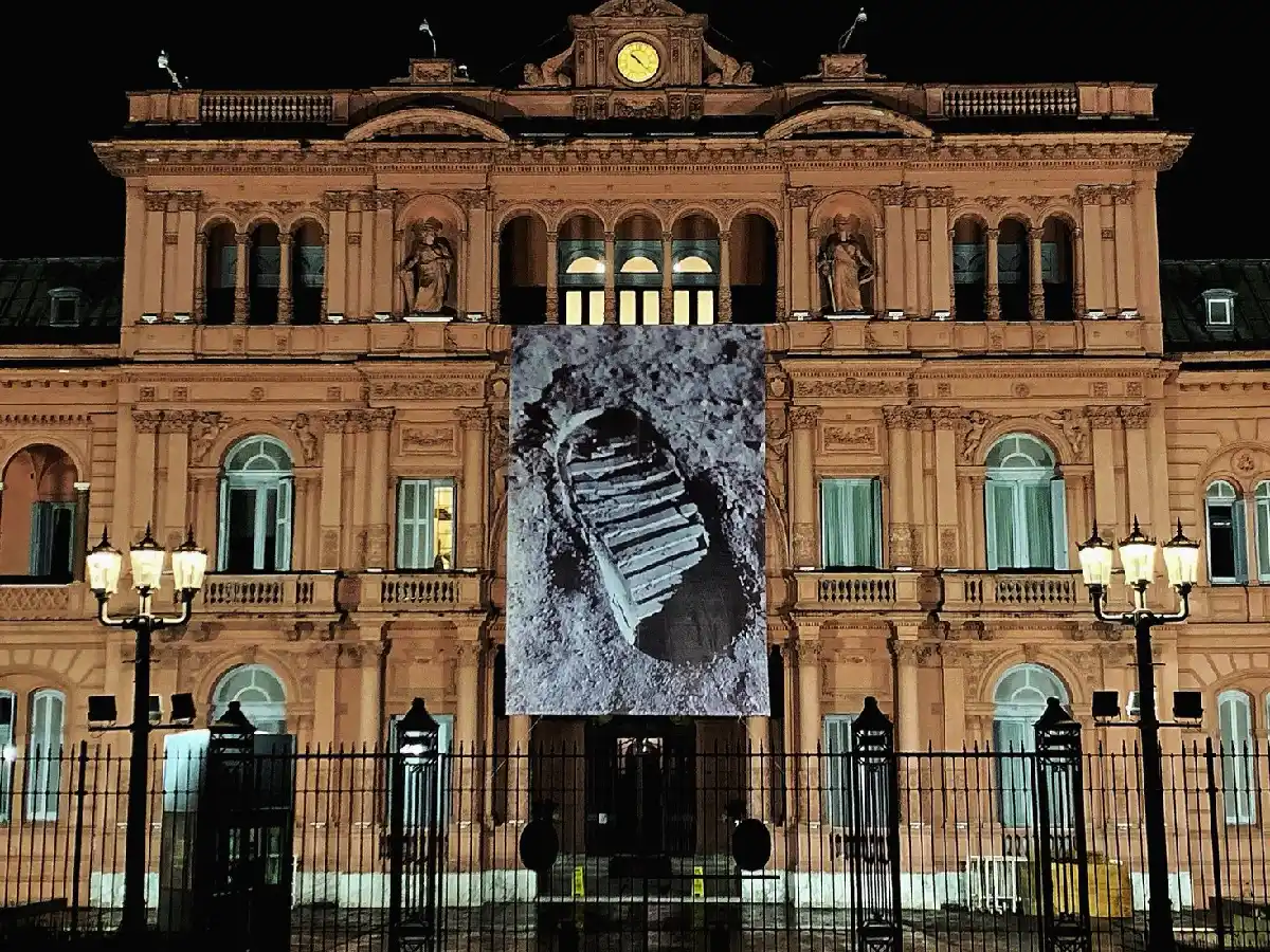 La Casa Rosada amaneció con una gigantografia de la pisada en la Luna