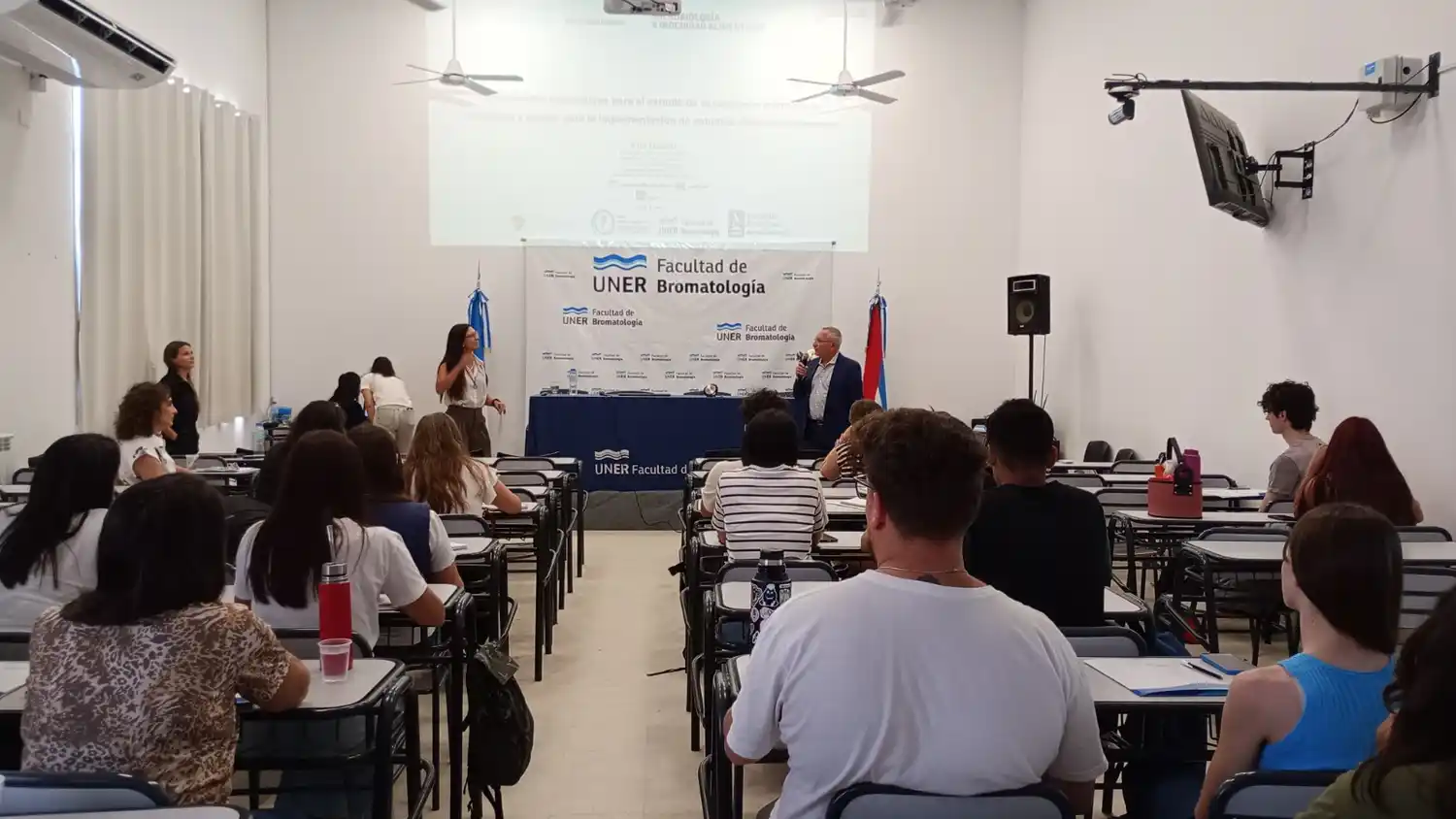 La Facultad de Bromatología fue sede de un encuentro científico de alto impacto en microbiología e inocuidad alimentaria