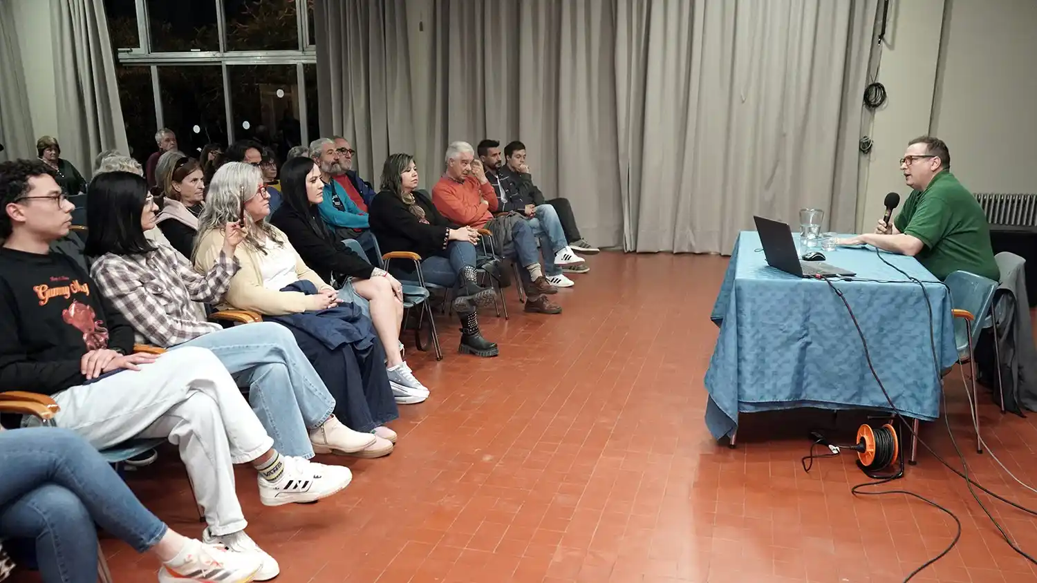 Hernán Brienza. El periodista y escritor habló ante un numeroso público en el Centro Cultural