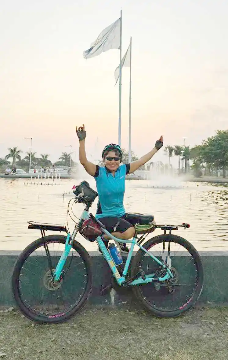 Alicia: peluquera y aventurera misionera que recorre el país en bicicleta