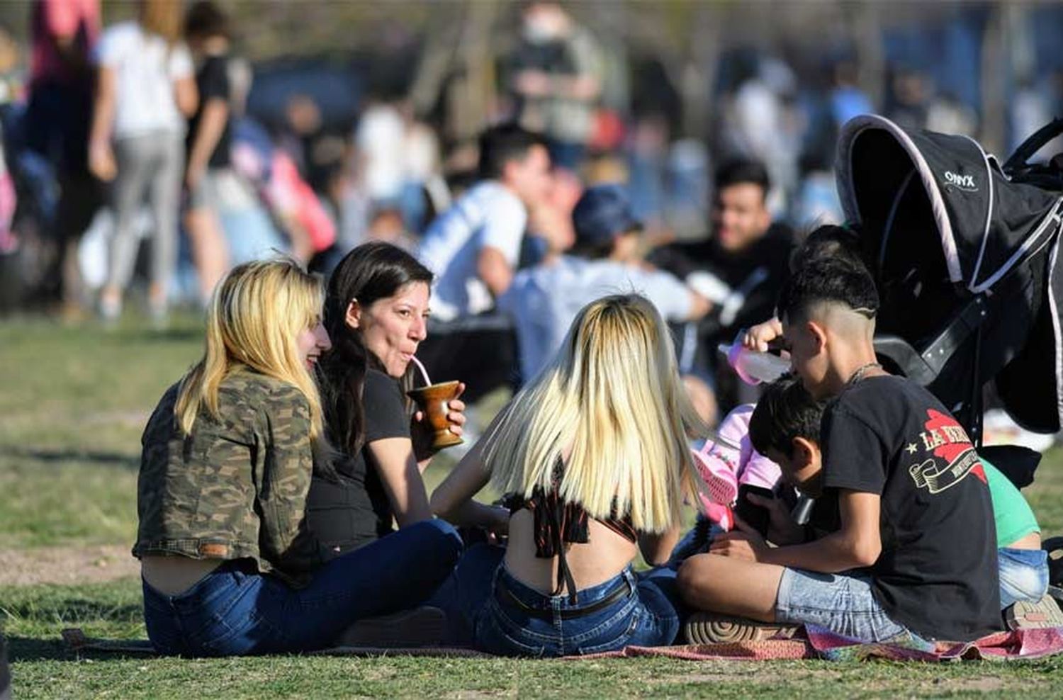 En un jornada a pleno sol y con controles, los jóvenes celebraron el Día de la Primavera en Rosario