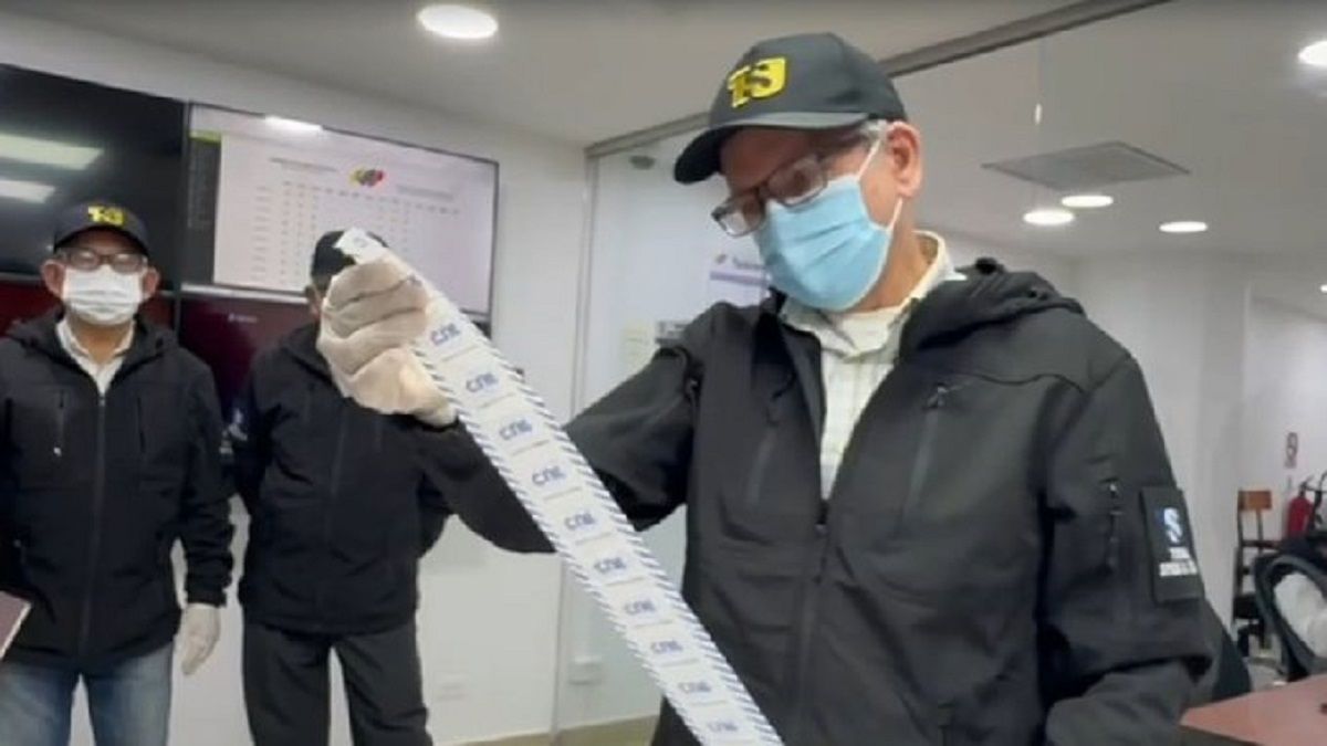 HASTA SUBIERON por la RAMPA y pasaron por la baranda: magistrados del TSJ fueron al CNE a «validar las actas» (+Video)