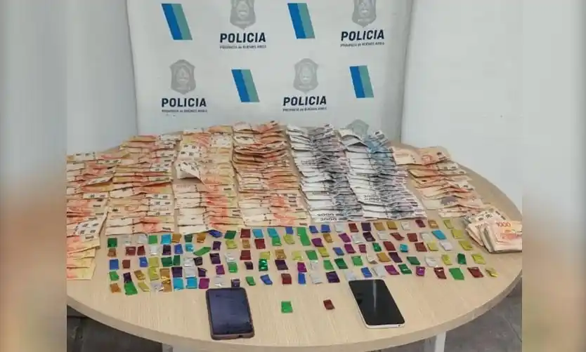 Detienen a dos dealers con más de 260 dosis de cocaína