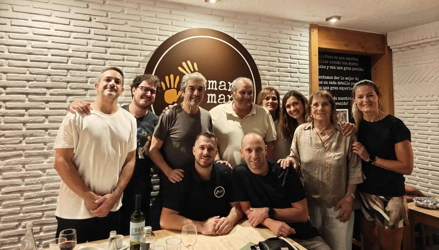 Ricardo Darín visitó el restaurante "Mano a mano", de la familia Errazu, junto a Andrea Pietra