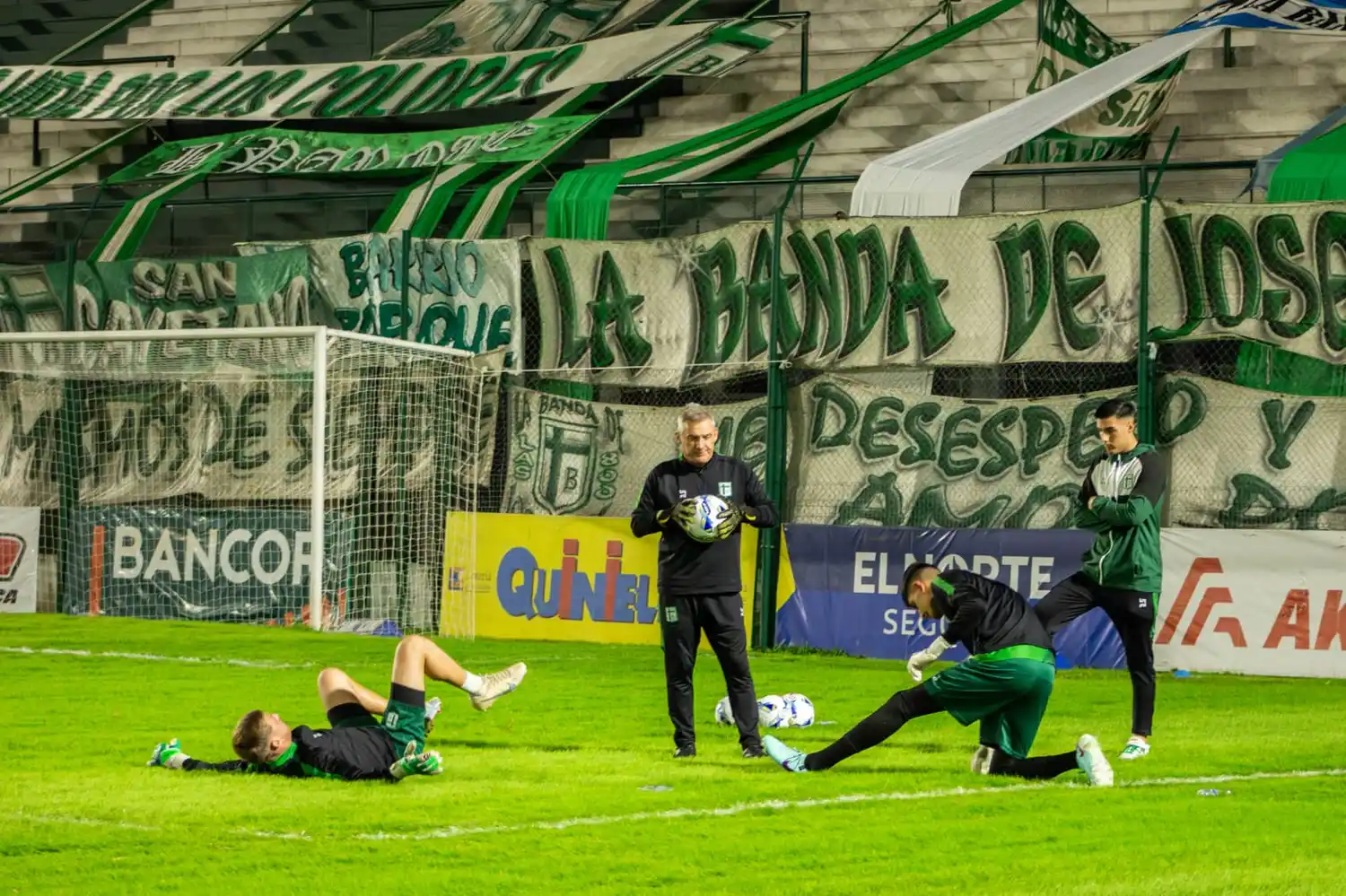 Capello junto a Bravo, Rogerro, Negri y Bravo en la previa del duelo frente a Douglas Haig de Pergamino.
