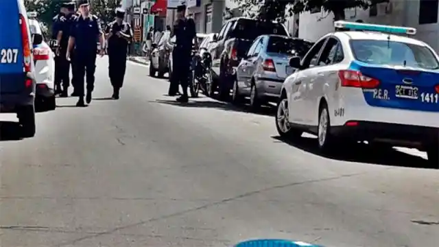 Motociclista evadió un control, chocó a un policía y mordió la mano de otro