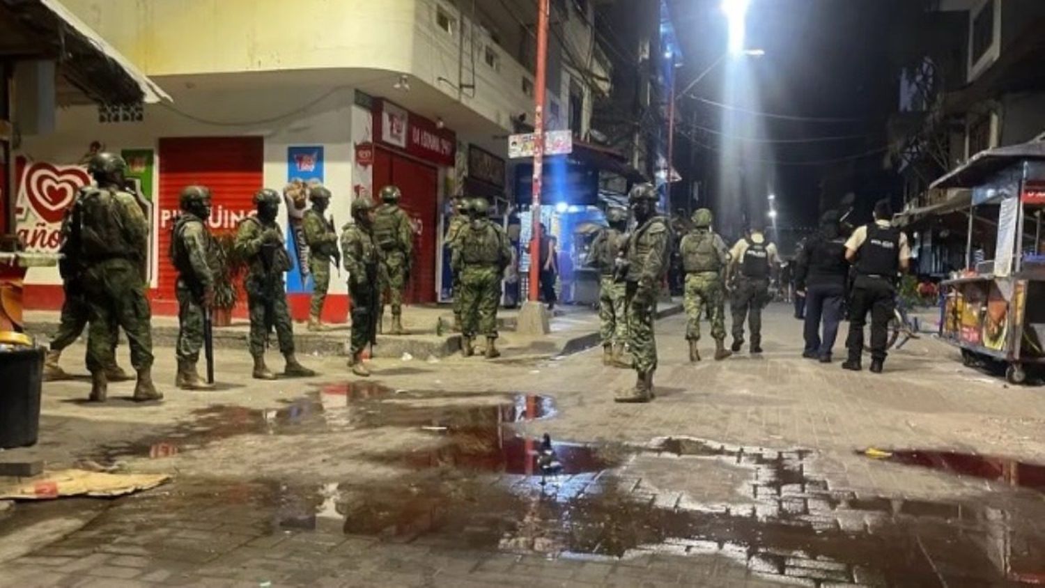 Cinco muertos y ocho heridos dejó ataque armado dentro de una vivienda en Ecuador