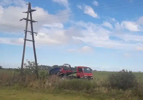 Tocó a un vehículo que iba a su lado, perdió el control y terminó en el medio de un campo