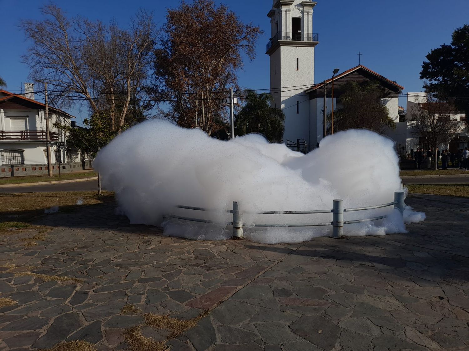 Misterio: investigan la presencia de espuma en fuentes de la ciudad de Santa Fe