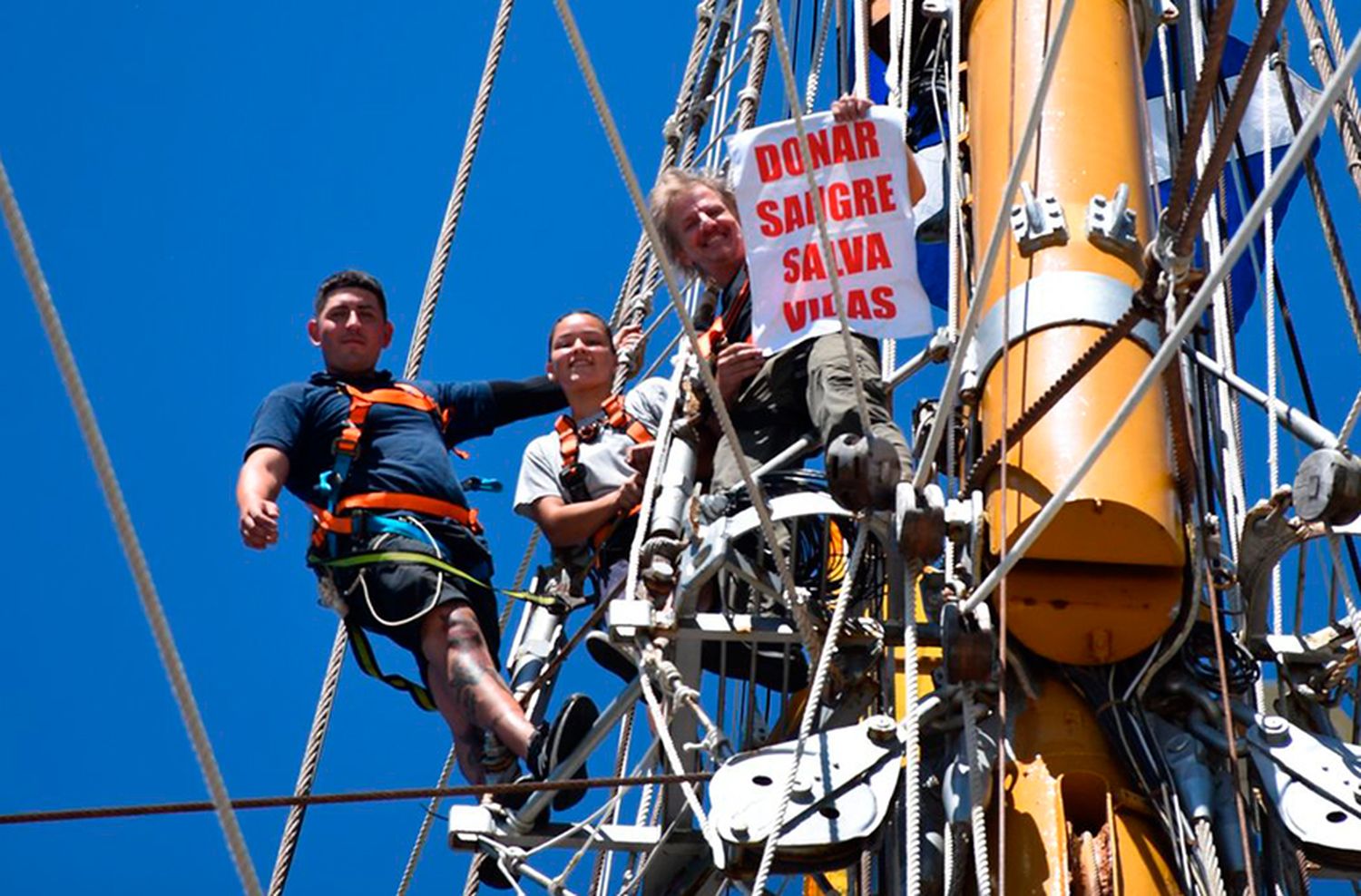 Facundo Arana lleva la bandera “Donar sangre salva vidas” al punto más alto de la Fragata Libertad
