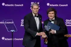 Scott Bessent cruzó a senadoras demócratas y celebró el “éxito electoral” de Milei