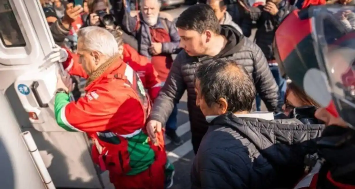 Los brigadistas lograron rescatar con vida a la nena de tres años.