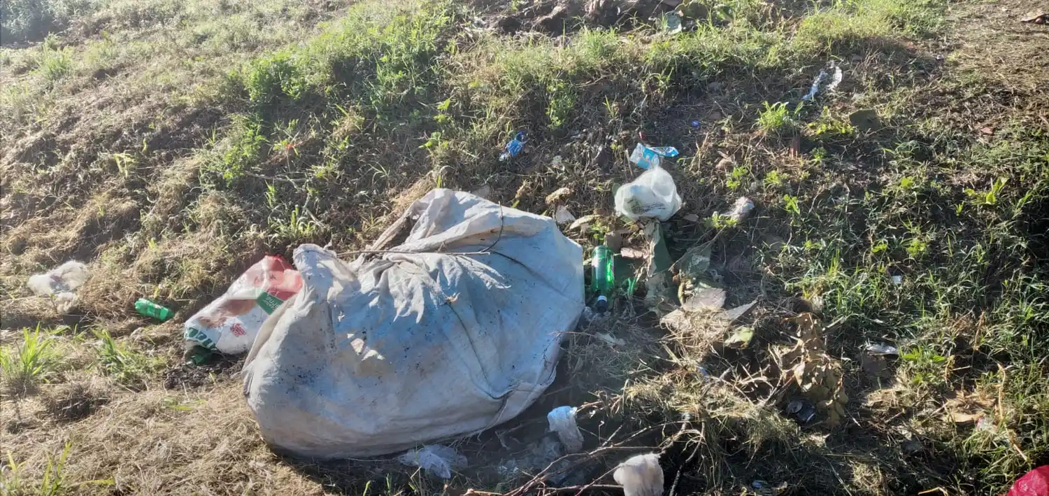 Basura en la excancha de Banfield
