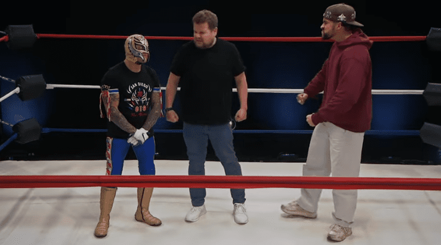 Bad Bunny y Corden se "enfrentaron" a un luchador. Foto captura de YouTube