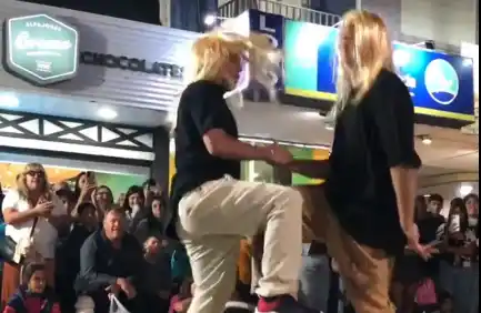 Estos chicos recrearon un icónico baile de una película, en la Peatonal 83