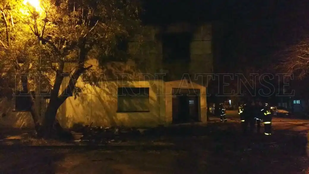 Trágico incendio en Don Bosco y Castelli: hay 2 menores muertos
