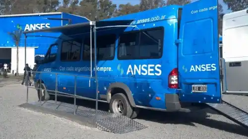 Un camión de Anses atiende consultas en Plaza Urquiza