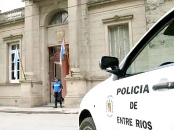 Rompió 8 autos estacionados y lo detuvieron