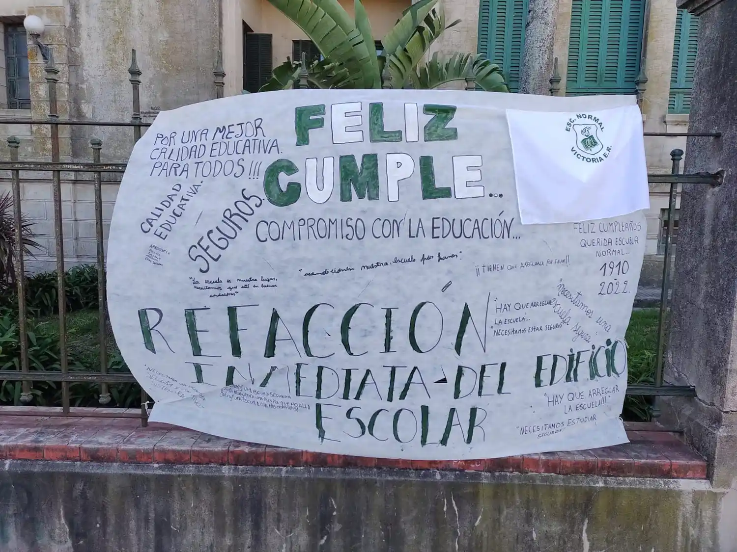 “¡¡¡Hay que arreglar la escuela!!! Necesitamos estudiar seguros”