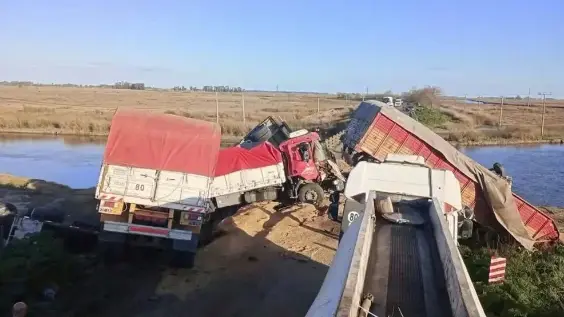 Los camiones quedaron sobre el puente que cruza el arroyo Saladillo.  ABCSaladillo