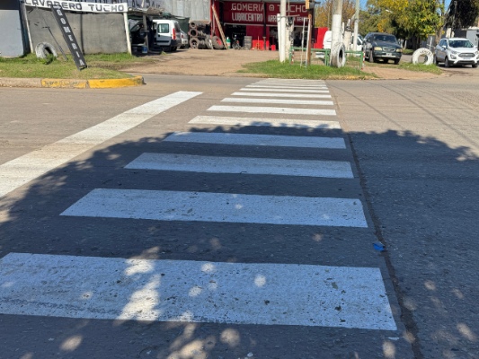 Una de las sendas pintadas en 3 de Febrero y Rómulo Naón.