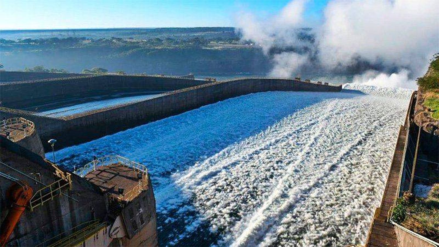 Itaipú abrió las compuertas tras casi un año para que crezca el río Paraná