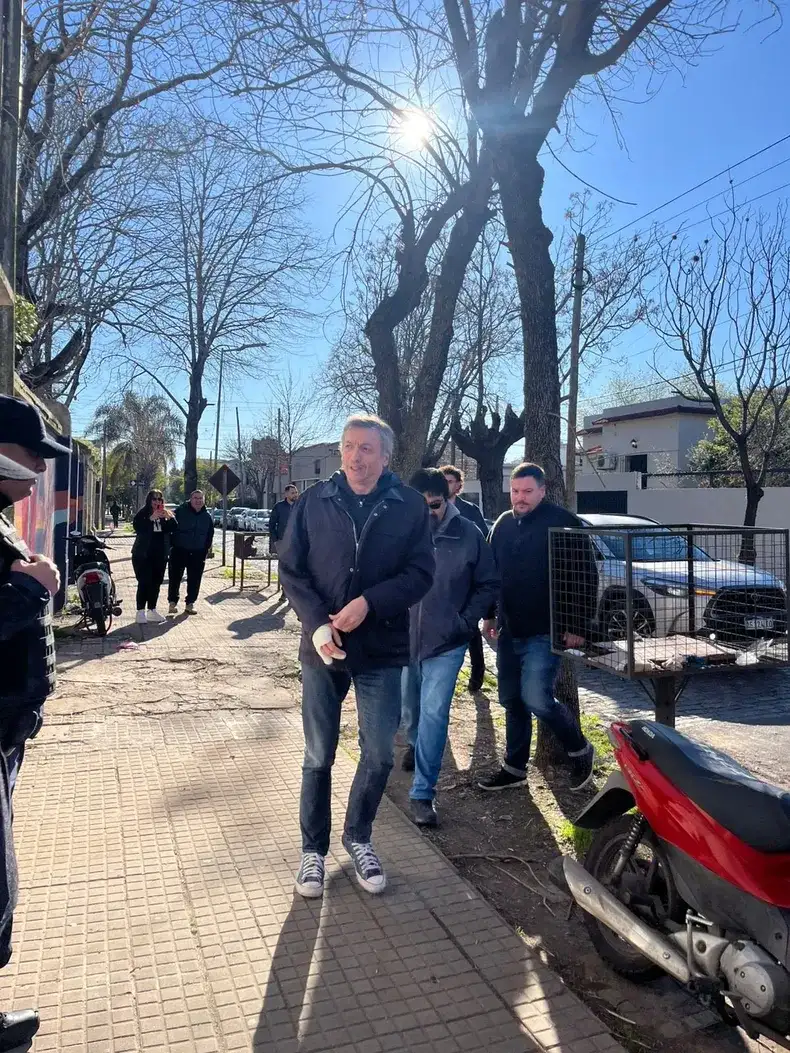 Máximo Kirchner emitió su voto en la Escuela N°5 de Tolosa, en La Plata