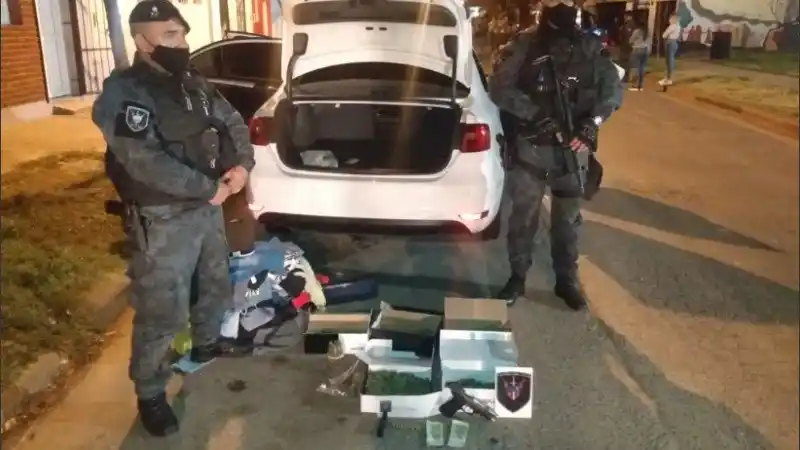Un adolescente fue demorado por circular en auto con pistola y marihuana