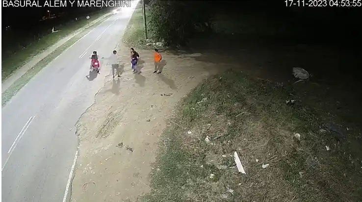 El momento en que "Javito" desciende de la moto para cometer el violento robo.