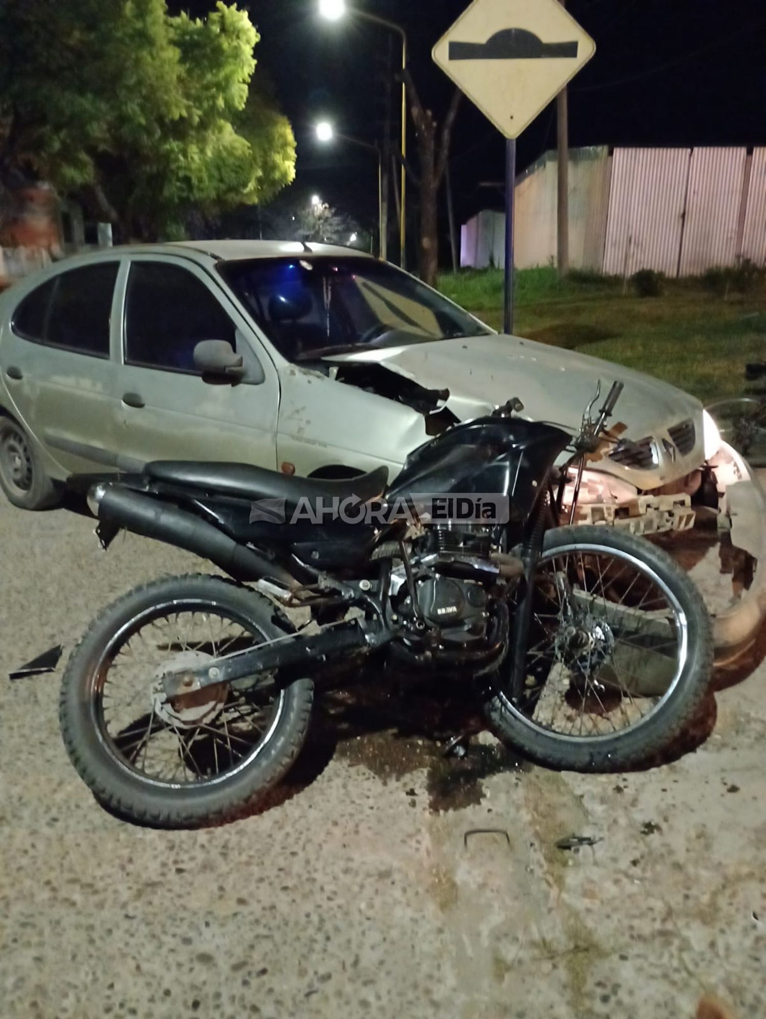 Choque entre un auto y una moto: una persona fue llevada al Hospital Centenario