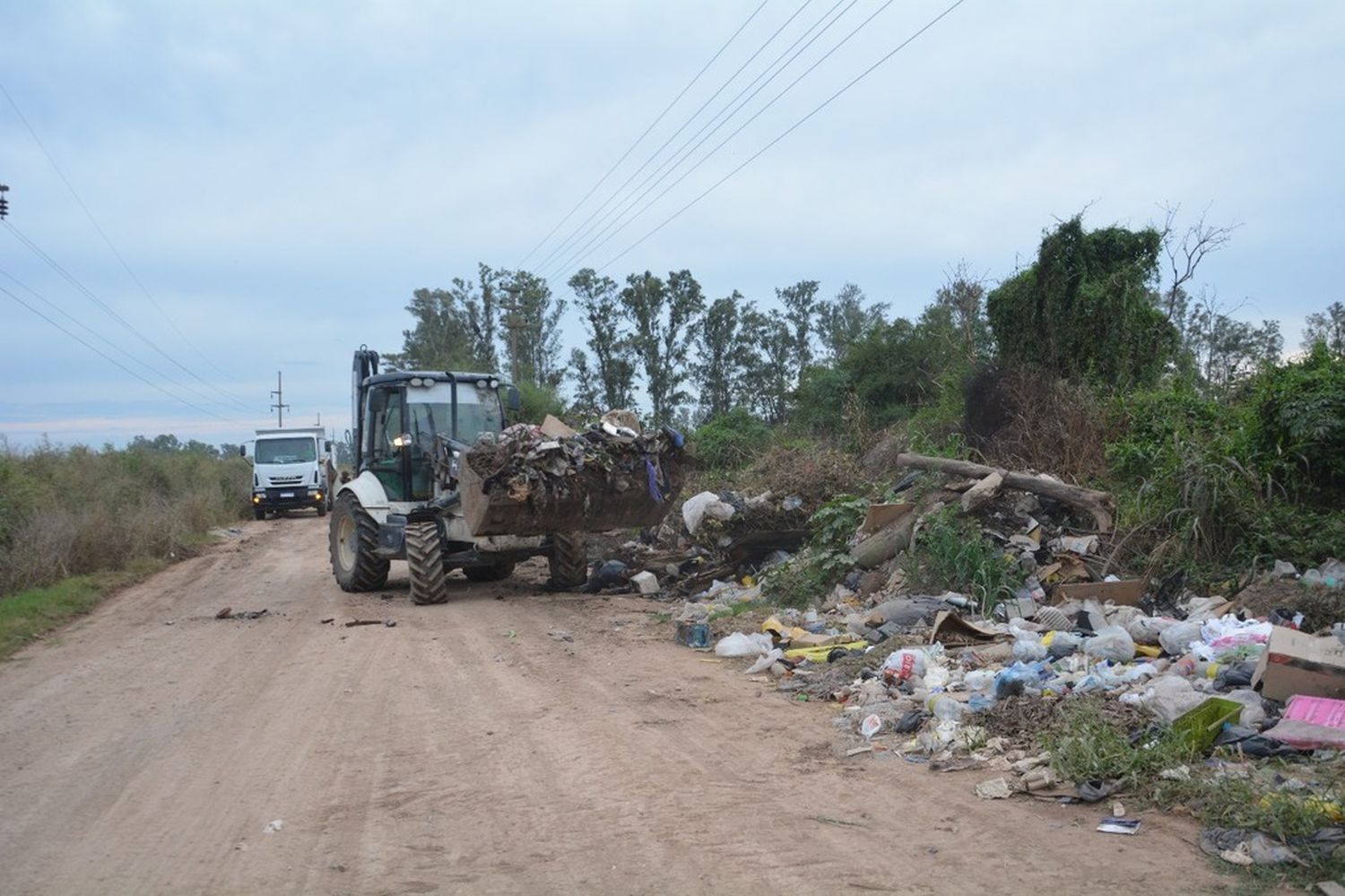 Operativos de limpieza de microbasurales en caminos rurales