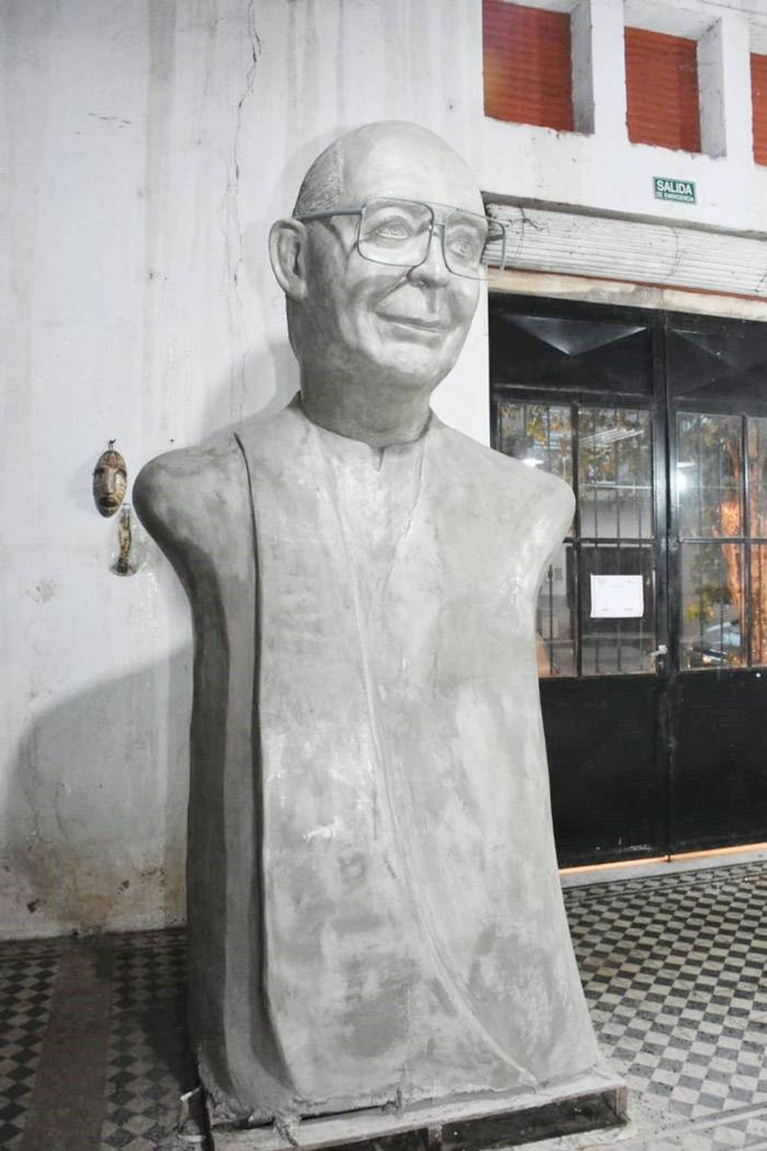 Escultura en homenaje al padre Servín